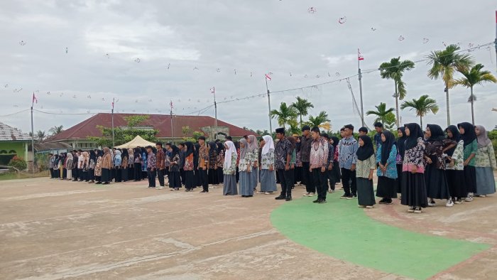 Peringati Hari Batik Nasional MAN 2 Tanjabtimur Angkat Tema Aku Bangga Berbusana Batik
