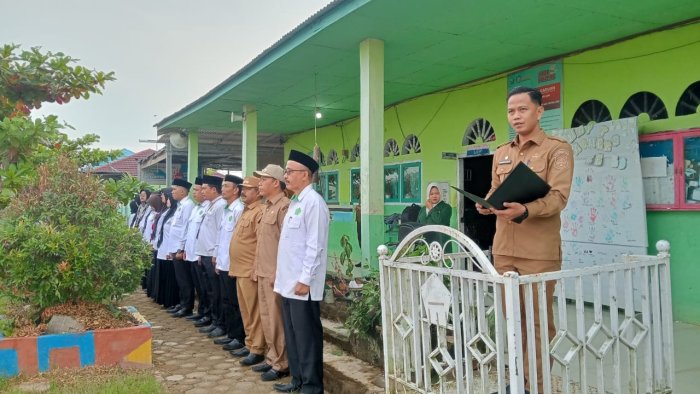 Camat Nipah Panjang Jadi Pembina Upacara Bendera di MAN 2 Tanjung Jabung Timur