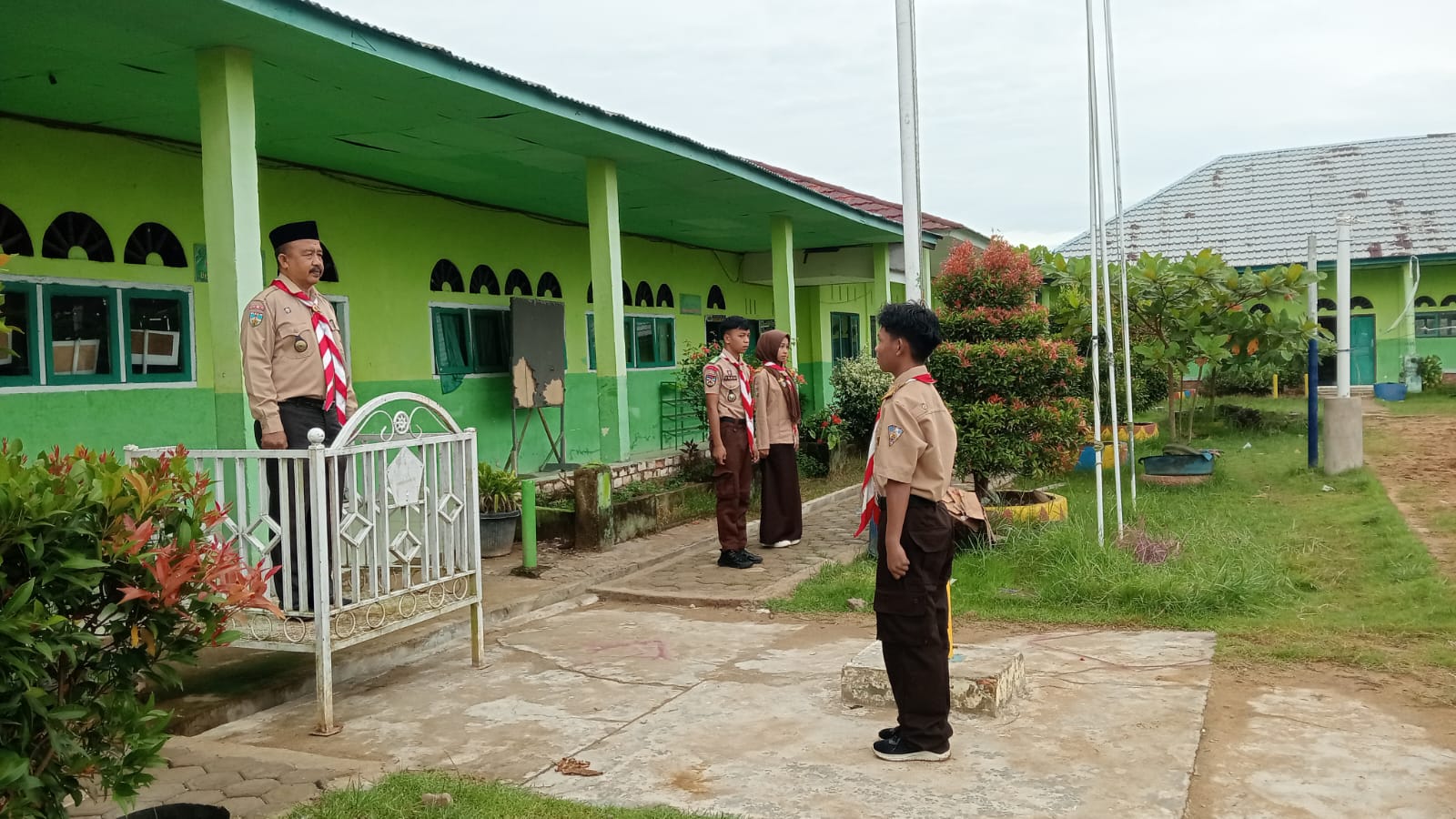 Kamabigus MAN 2 Tanjung Jabung Timur Bertindak Sebagai Pembina Apel HUT Gerakan Pramuka ke-64 Tahun 2025