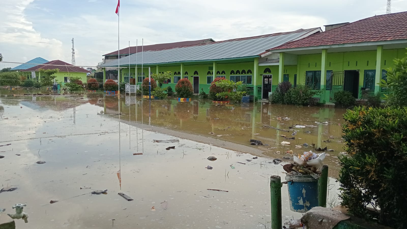 Banjir Rob Kembali Genangi MAN 2 Tanjung Jabung Timur