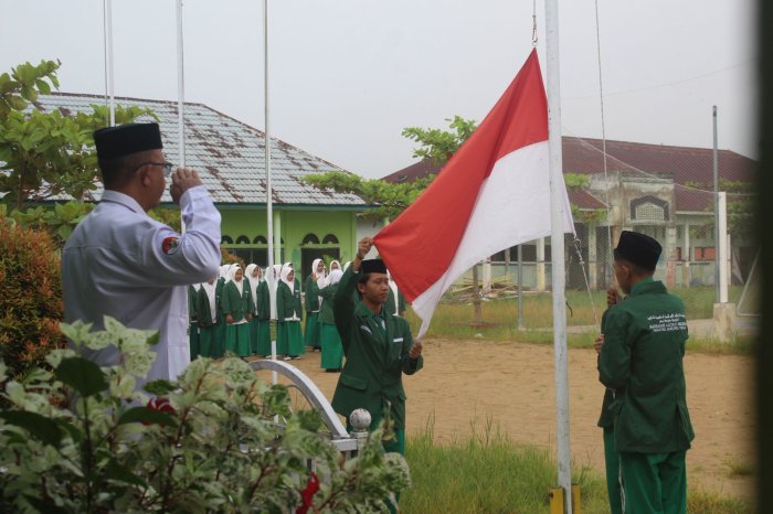 Awali Masuk Sekolah, Pembina Upacara Ingatkan Pentingnya Output Ramadhan: Disiplin dan Sabar