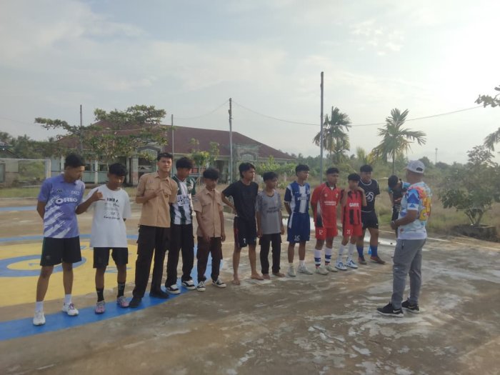 Tingkatkan Prestasi Siswa Lewat Olahraga, MAN 2 Tanjung Jabung Timur Hadirkan Pelatih Futsal Berlisensi Tingkatkan Prestasi Siswa Lewat Olahraga, MAN 2 Tanjung Jabung Timur Hadirkan Pelatih Futsal Berlisensi