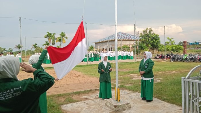 Upacara Hari Senin di MAN 2 Tanjung Jabung Timur: Bentuk Karakter Disiplin Siswa