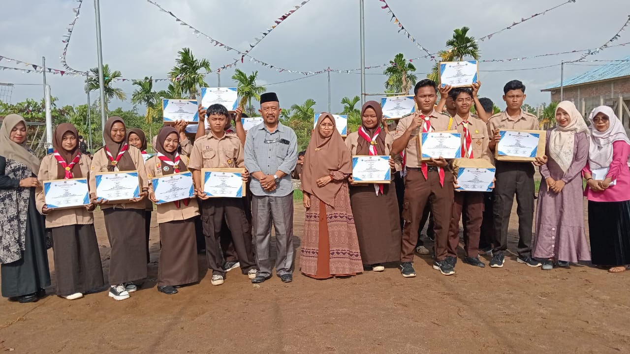 Kepala Madrasah Tutup Kegiatan Classmeeting dengan penyerahan Hadiah