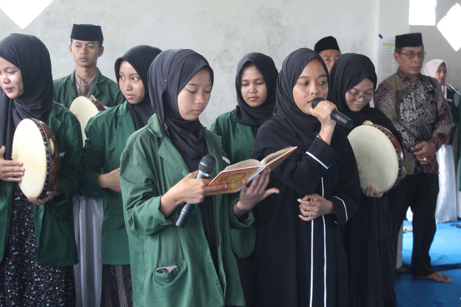 Tim Hadroh MAN 2 Tanjabtim Tampil Menghibur di Masjid Al-Amin