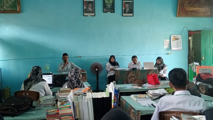 Ketua Koperasi Amal Bhakti MAN 2 Tanjung Jabung Timur Pimpin Rapat Tahunan