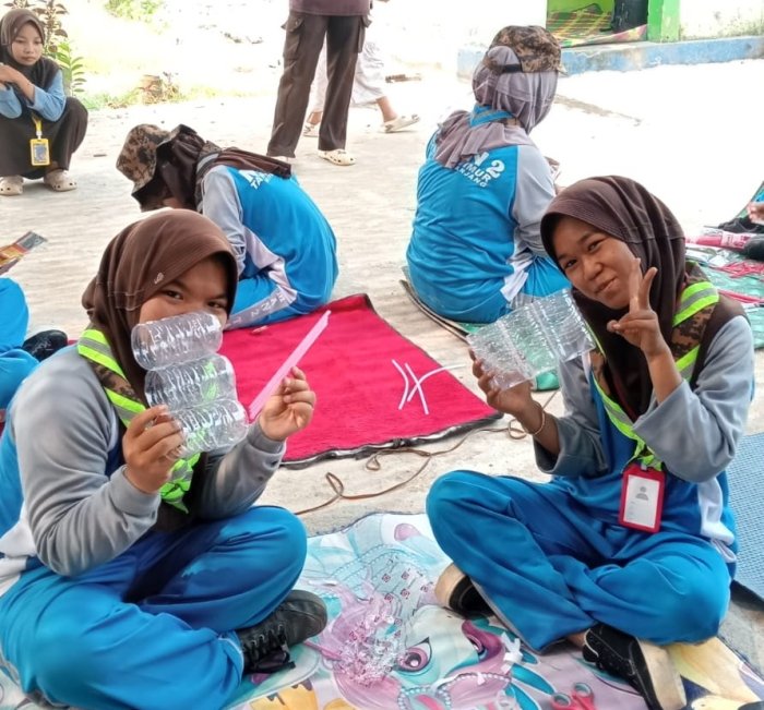 Pramuka MAN 2 Tanjung Jabung Timur Olah Sampah Jadi Produk Ekonomis