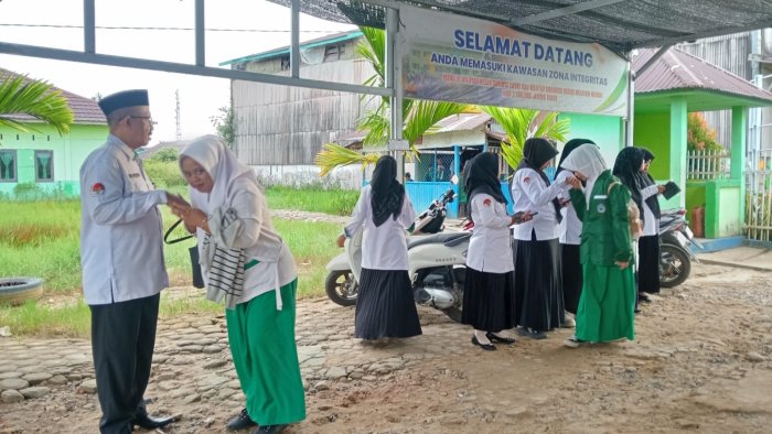 Membangun Karakter Lewat Senyum: Tradisi 3S Majelis Guru MAN 2 Tanjung Jabung Timur Sambut Siswa di Gerbang Madrasah