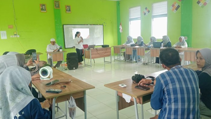Pendampingan Teknologi Digital dalam Media Pembelajaran di MAN 2 Tanjab Timur