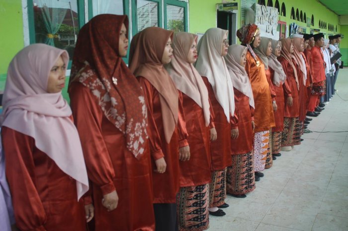 Majelis Guru dan Staf  MAN 2 Tanjung Jabung Timur gunakan pakaian teluk belango dan baju kurung