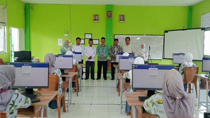 Pengawas Madrasah Monitoring Pelaksanaan TKA di MAN 2 Tanjung Jabung Timur