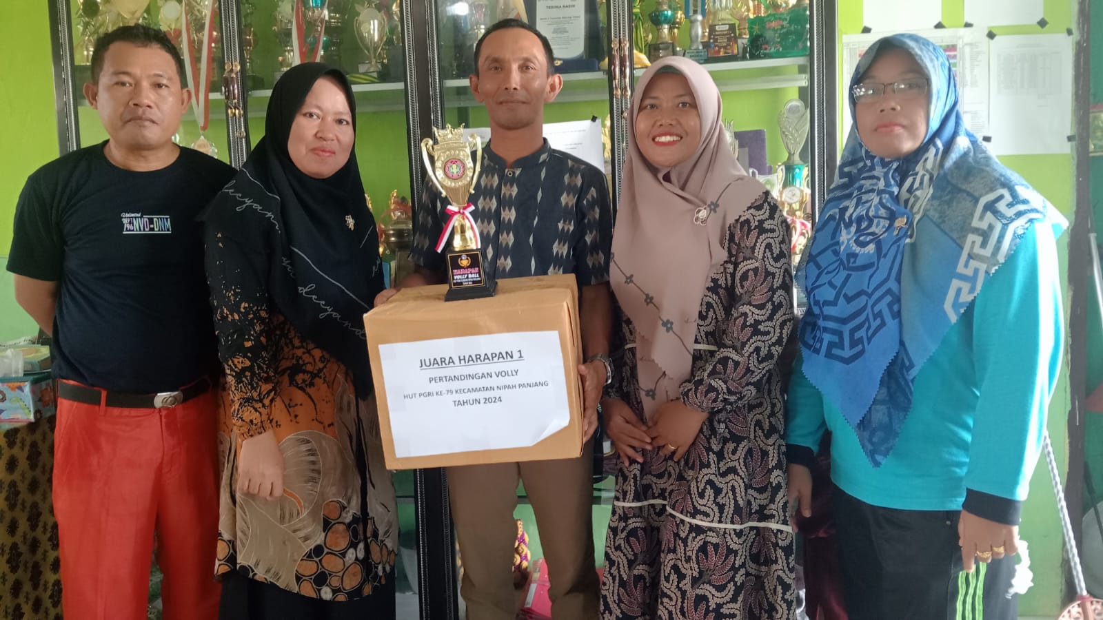 Tim Volly Majelis Guru MAN 2 Tanjab Timur Raih Harapan I di HUT PGRI Kecamatan Nipah Panjang