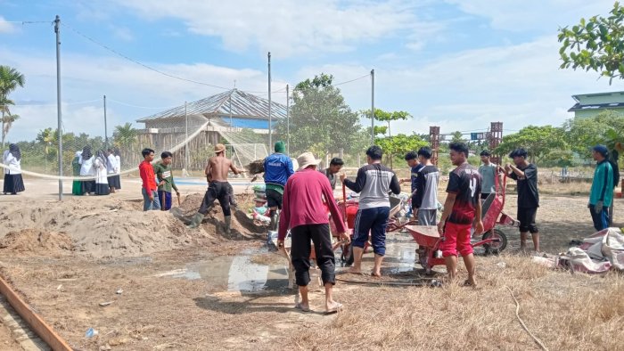 Tingkatkan Fasilitas Olahraga, MAN 2 Tanjung Jabung Timur Gelar Gotong Royong Pengecoran Lapangan Voli