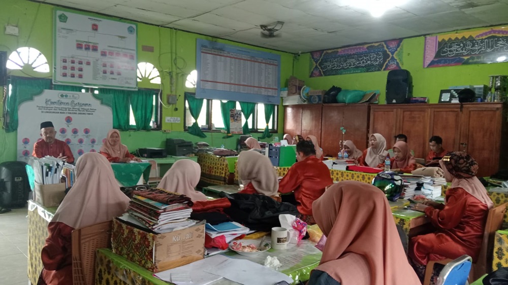 Kepmad Pimpin Rapat Kelulusan Tahun Ajaran 2024/2025