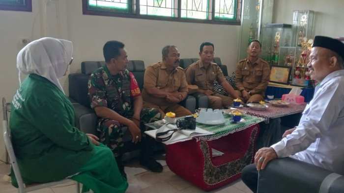 Wujud Kepedulian, Camat Nipah Panjang Buka Pintu Bantuan bagi Siswa Yatim Piatu MAN 2 Tanjab Timur