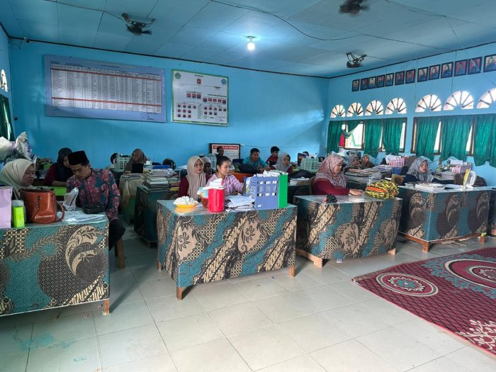 Ciptakan Suasana Kerja yang Nyaman, Waka Sarpras MAN 2 Tanjung Jabung Timur Tata Ulang Ruang Majelis Guru