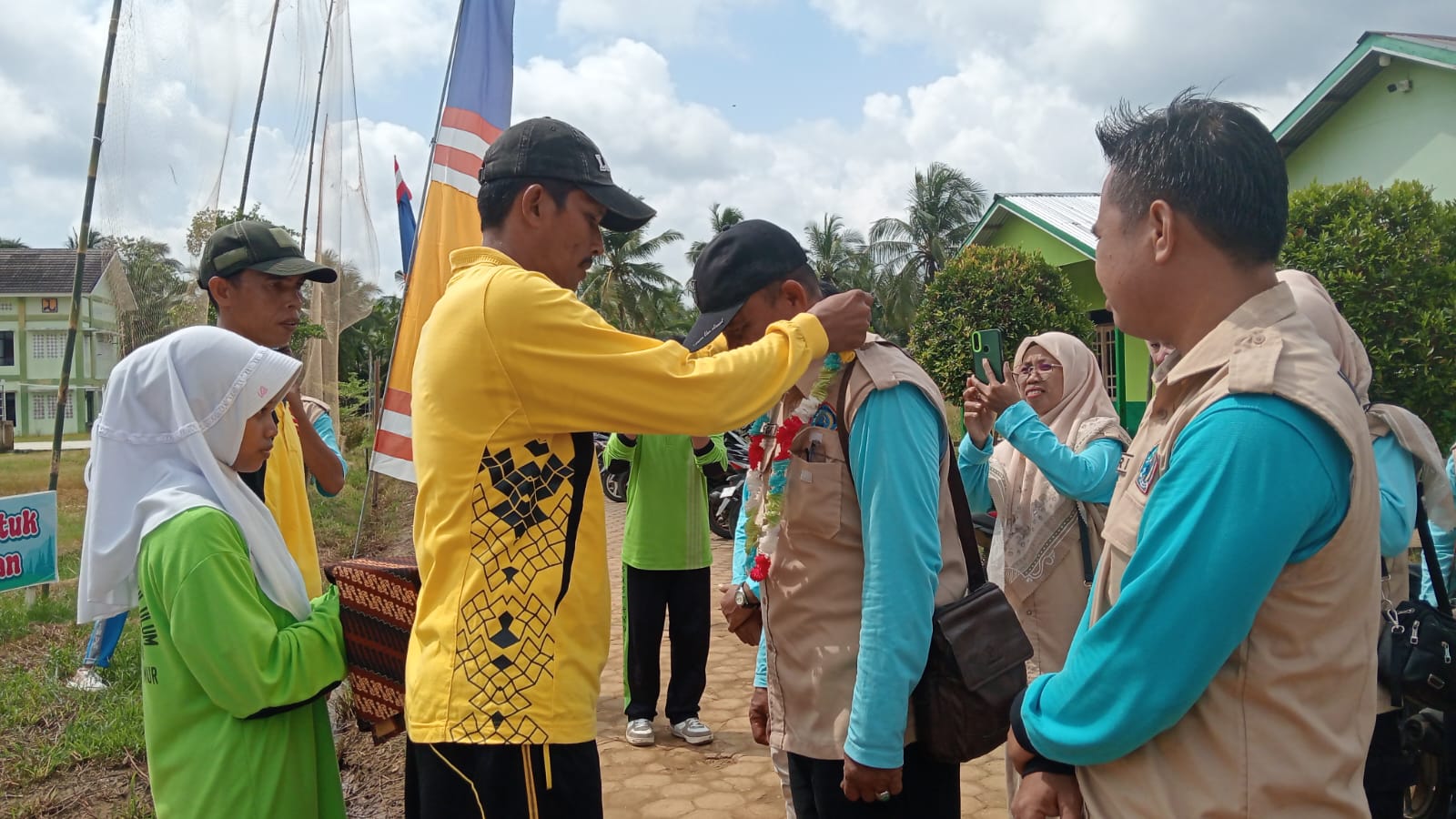 Tim PORMA MAN 2 Tanjung Jabung Timur Disambut Meriah dengan Tari â€œPaduppaâ€