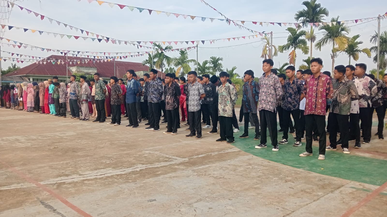 MAN 2 Tanjung Jabung Timur Laksanakan Upacara Hari Pahlawan dengan Pakaian Daerah