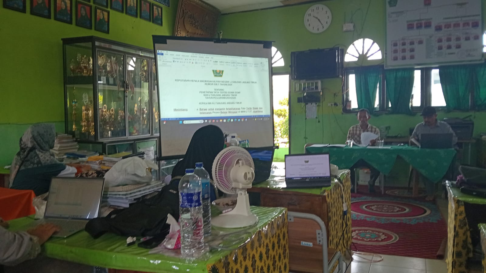 Wakasis MAN 2 Tanjung Jabung Timur Pimpin Rapat Review Tata Tertib Madrasah