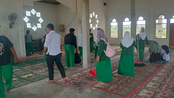 MAN 2 Tanjung Jabung Timur Gelar Aksi Bersih Masjid MAN 2 Tanjung Jabung Timur Gelar Aksi Bersih Masjid