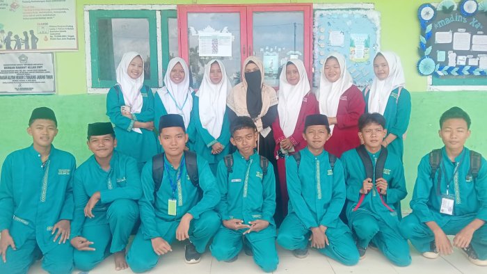 Suasana Haru Mengiringi Perpisahan Ustazah Mulyana dari MAN 2 Tanjung Jabung Timur