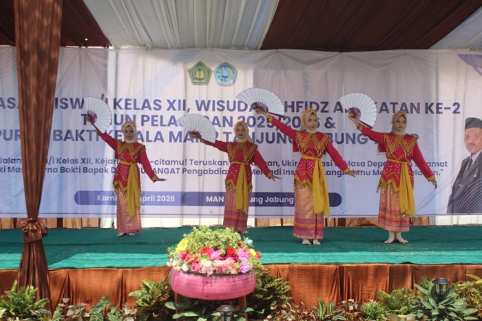 Tampil Memukau, Tari Lenggang Kipas Sanggar Seni MAN 2 Tanjung Jabung Timur Semarakkan Pelepasan Siswa Kelas XII