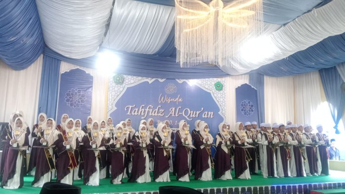 Kepala MAN 2 Tanjab Timur Hadiri Wisuda Tahfidz di MIN 1 Kepala MAN 2 Tanjab Timur Hadiri Wisuda Tahfidz di MIN 1