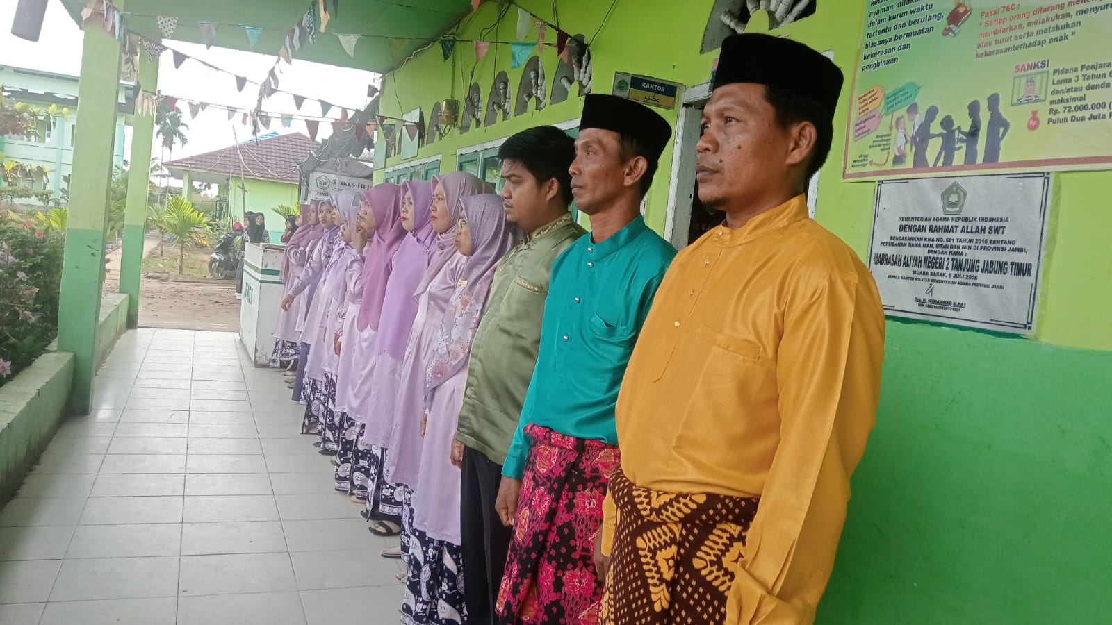 MAN 2 Tanjung Jabung Timur Gelar Upacara Bendera Peringati Hari Kartini